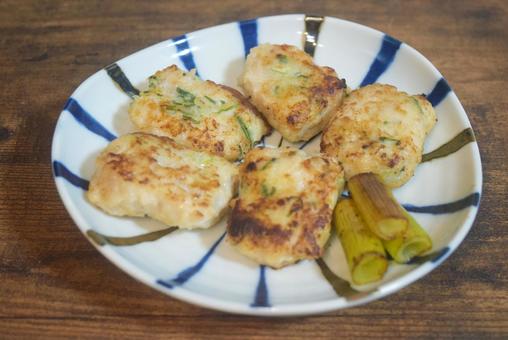 鶏ひき肉とネギのつくね 鶏ひき肉とネギのつくねの写真