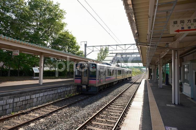 小岩井駅の通過の田沢湖線の電車 小岩井駅,駅舎,駅の写真素材