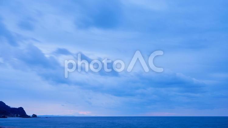 夕暮れ空と海辺の風景 海,空,風景の写真素材