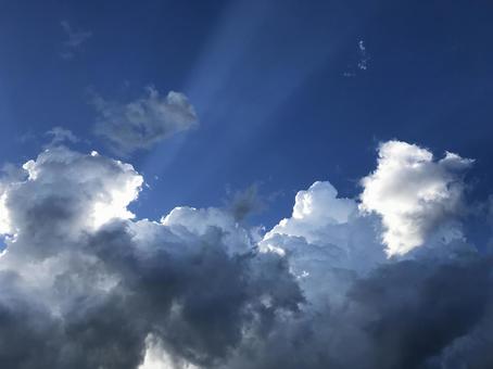雲の上から光のビーム 雲の上から光のビーム 空,雲,晴れの写真素材