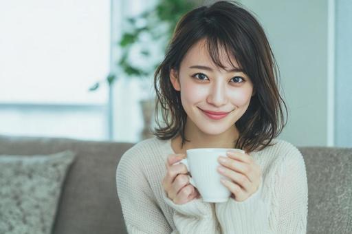 自宅でくつろぐ女性-2 自宅でくつろぐ女性-2の写真