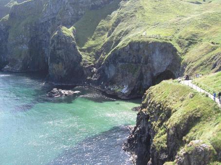北アイルランド 夏の青い海と断崖 北アイルランド 夏の青い海と断崖の写真