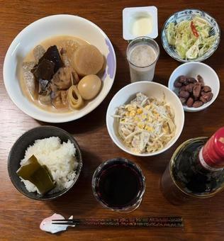 おでんにサバ缶ともやしのサラダなどの夕食 おでんにサバ缶ともやしのサラダなどの夕食 夕食,ご飯,あきたこまちの写真素材