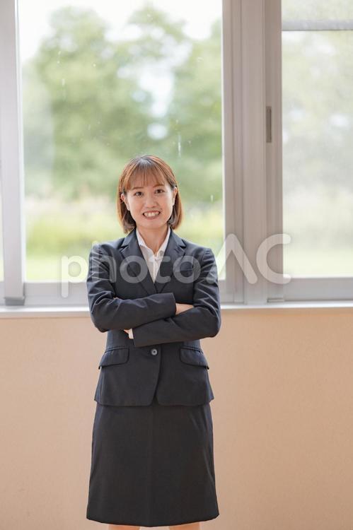 腕を組むビジネスウーマン 女性,笑顔,スーツの写真素材