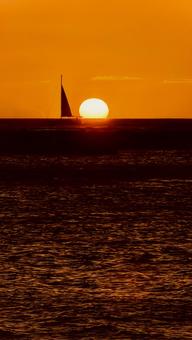 リゾートの夕暮れ ハワイ,アメリカ,ホノルル州の写真素材