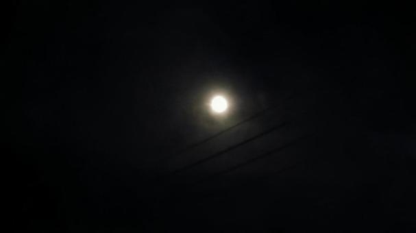 空に浮かぶ月 空に浮かぶ月の写真
