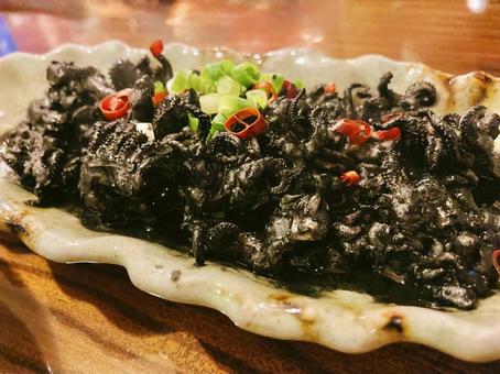 沖縄名物のイカ墨焼きそば 沖縄名物のイカ墨焼きそばの写真