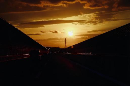 高速道路に沈む美しい夕日 高速道路に沈む美しい夕日 車道,夕日,夕暮れの写真素材