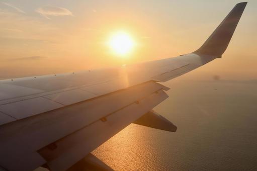 飛行機から見た夕日の大阪湾 飛行機から見た夕日の大阪湾 飛行機,夕日,日没の写真素材