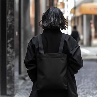 黒のファッションに身を包んだ若い女性 黒のファッションに身を包んだ若い女性の写真