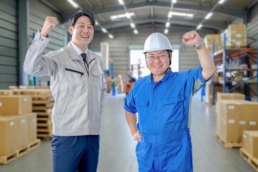 ガッツポーズする作業員と倉庫 男性,作業員,現場の写真素材