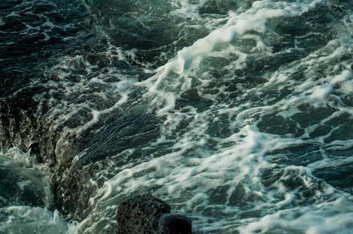 波のうねりと白い泡 波,海,白い泡の写真素材