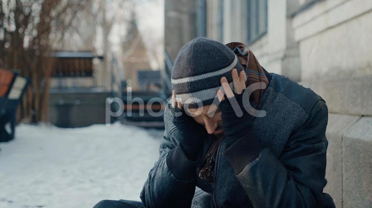 耳を塞ぐ男性 男性,ニット帽,人物の写真素材