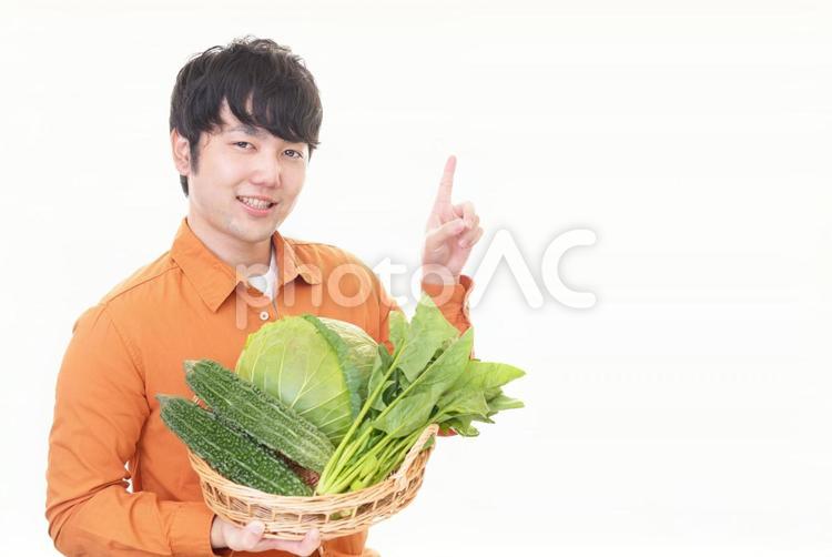 野菜を持つ男性 男性,野菜,食べ物の写真素材