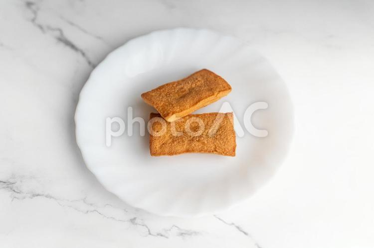 白皿にのったフィナンシェ① フィナンシェ,焼き菓子,スイーツの写真素材