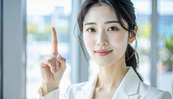 自信のある表情で指さすビジネス女性 自信のある表情で指さすビジネス女性の写真