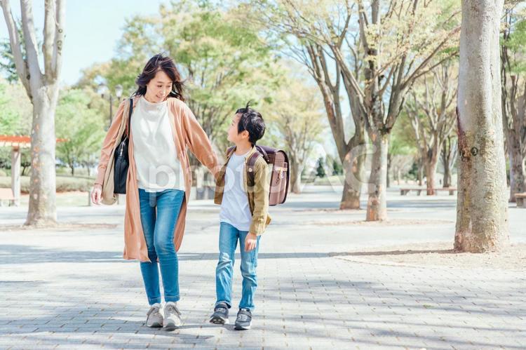小学生の男の子とママ 親子,子供,息子の写真素材