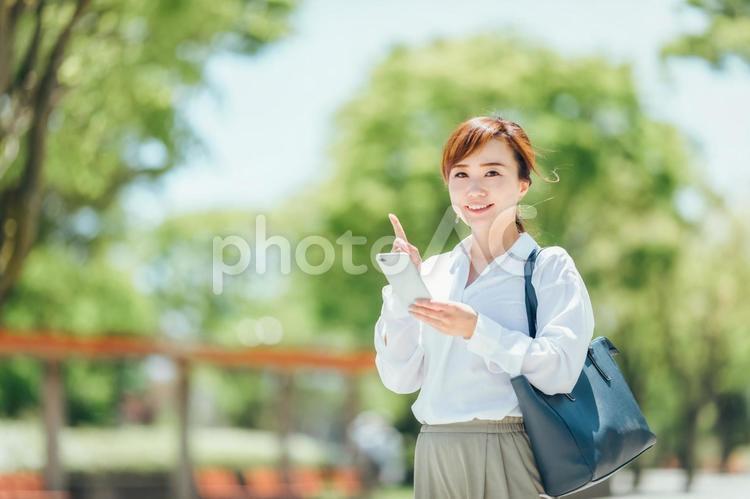 スマホを持ったビジネスウーマン スマートフォン,スマホ,ビジネスウーマンの写真素材