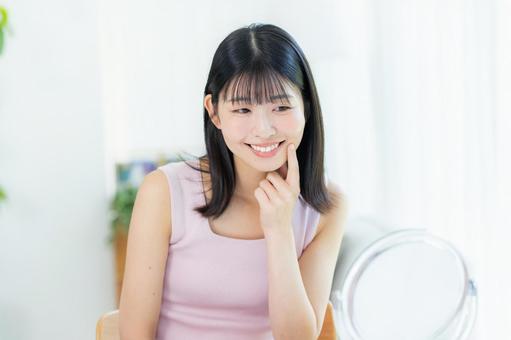 スキンケアをする女性 スキンケアをする女性 美容,ビューティー,笑顔の写真素材