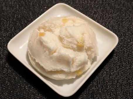 白磁の角皿に載った栗蒸しまんじゅう 蒸しまんじゅう,蒸菓子,和菓子の写真素材