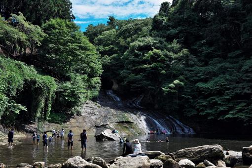 養老渓谷 粟又の滝で水遊びする人々 養老渓谷 粟又の滝で水遊びする人々 養老渓谷,養老川,粟又の滝の写真素材