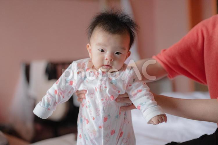 抱っこされた赤ちゃん(その２６) 赤ちゃん,家族,日本人の写真素材