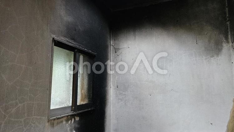 すすだらけの窓と壁 すす,煤,五右衛門風呂の写真素材