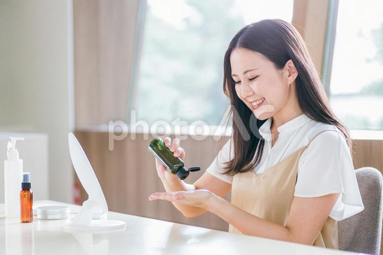 スキンケアする女性（浸透） スキンケア,化粧水,保湿の写真素材