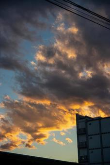 燃える夕焼け雲と工場の影 空,雲,夕焼けの写真素材