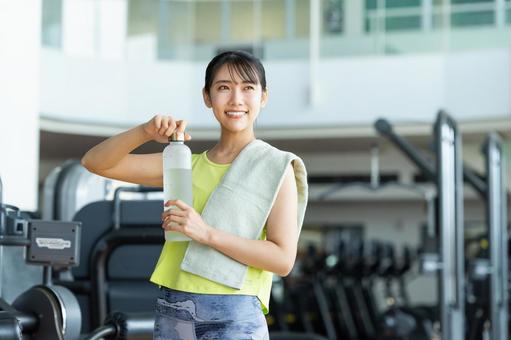 ジムでトレーニングする若い女性 ジム,フィットネス,トレーニングの写真素材