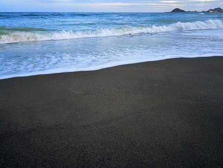砂浜と波打ち際の写真