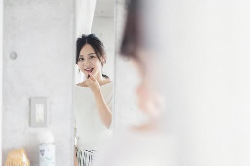 髪をセットする若い女性 髪をセットする若い女性 ヘアゴム,後ろ姿,整えるの写真素材