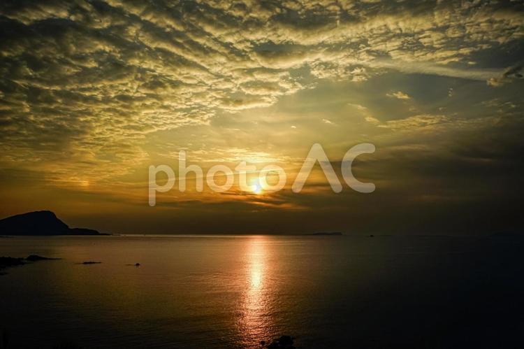 ★＜夜明け五島＞鐙瀬溶岩海岸の日の出 夜明けの風景,日の出の風景,夕方の風景の写真素材