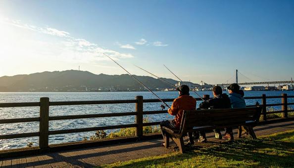 釣り公園で釣りを楽しむ 釣り公園で釣りを楽しむの写真