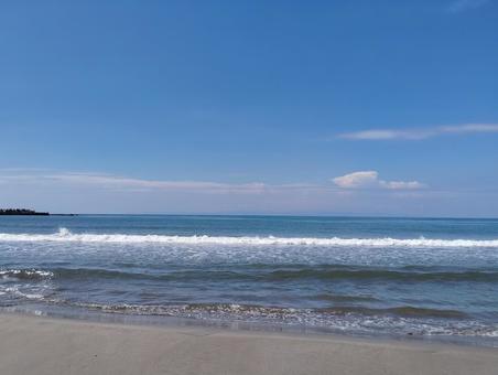 晩夏の新潟県寺泊砂浜海岸・波打ち際（横） 海,日本海,砂浜の写真素材