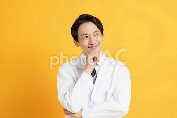 楽しいことを考えている男性の医者 イケメン,ハンサム,プロフィール写真の写真素材