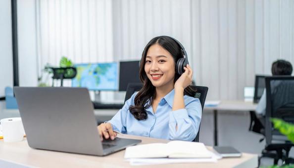 オフィスで働くオシャレな女性エンジニアの写真