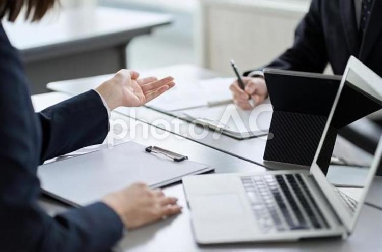 ミーティングをするビジネスパーソンの手元 ミーティング,会議室,男性の写真素材