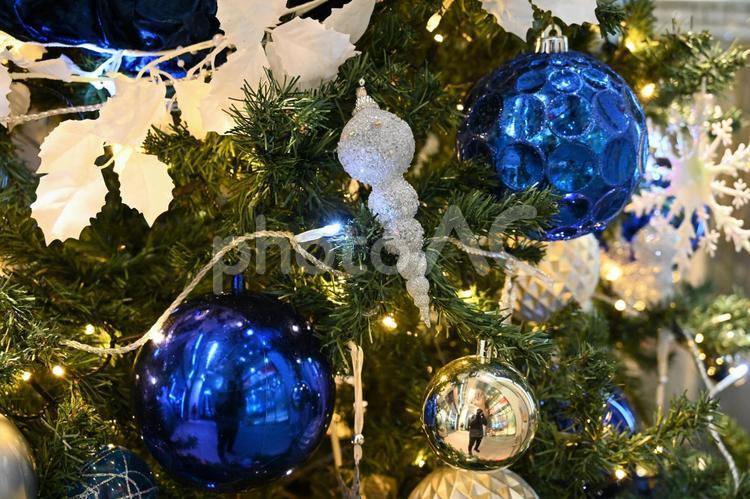 クリスマスツリー飾りオーナメント クリスマスイルミネーション,イルミネーション,ネオンの写真素材