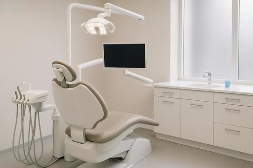 清潔な診察室の歯科用チェアと設備の写真