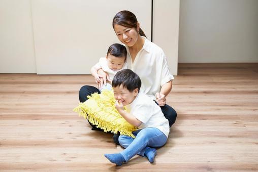 部屋で元気に遊ぶ親子 部屋で元気に遊ぶ親子 子供,遊ぶ,愛情の写真素材
