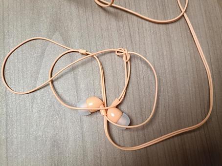 線が絡まったイヤホン 線が絡まったイヤホンの写真