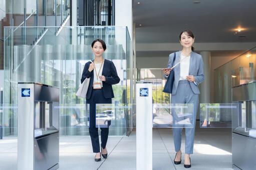 オフィスに通勤をするビジネスウーマン 通勤,ビジネスウーマン,女性の写真素材