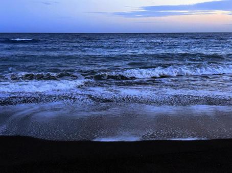 暗闇迫る波打ち際から見る海辺の景色 海,海岸,砂浜の写真素材