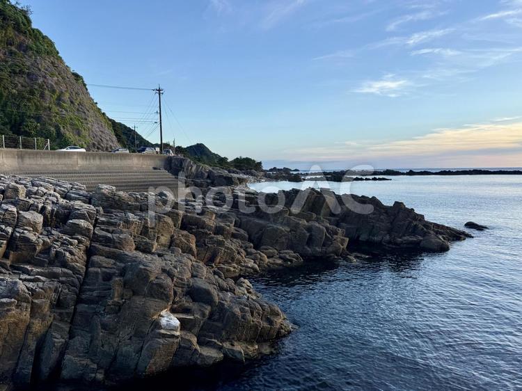 福井県鉾島　越前海岸の夕方の空 断崖絶壁,水平線,夕景の写真素材
