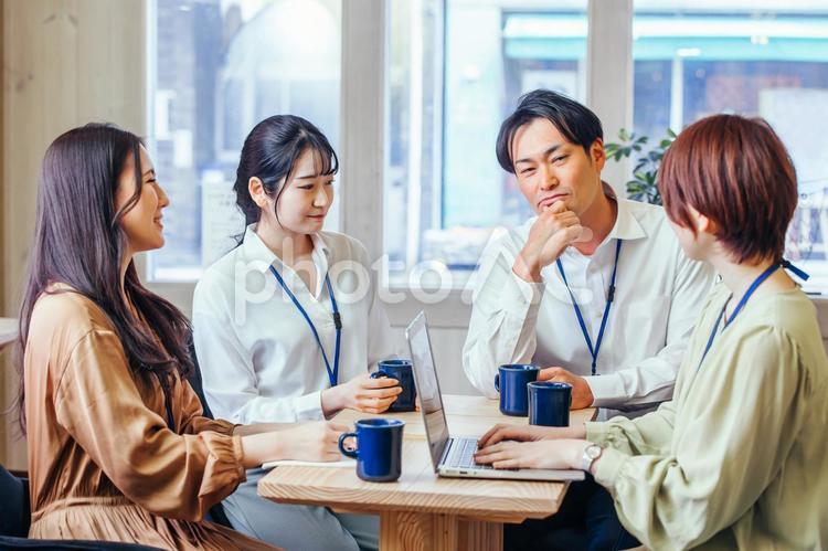 カフェ・オフィスで会議する会社員 ビジネス,打ち合わせ,悩むの写真素材