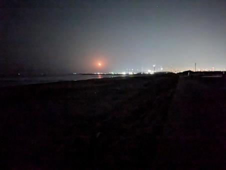 海と月の出と工業地帯の夜景 海と月の出と工業地帯の夜景 下弦の月,半月,月の出の写真素材