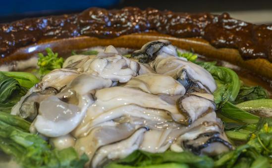 冬を味わう牡蠣の土手鍋 冬を味わう牡蠣の土手鍋 牡蠣,土手鍋,鍋料理の写真素材