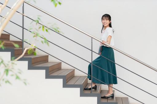 階段を登る若いビジネスウーマン 階段を登る若いビジネスウーマンの写真