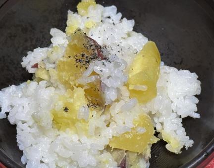 茶わん盛りさつまいもご飯 さつまいも,秋の味覚,美味しいの写真素材